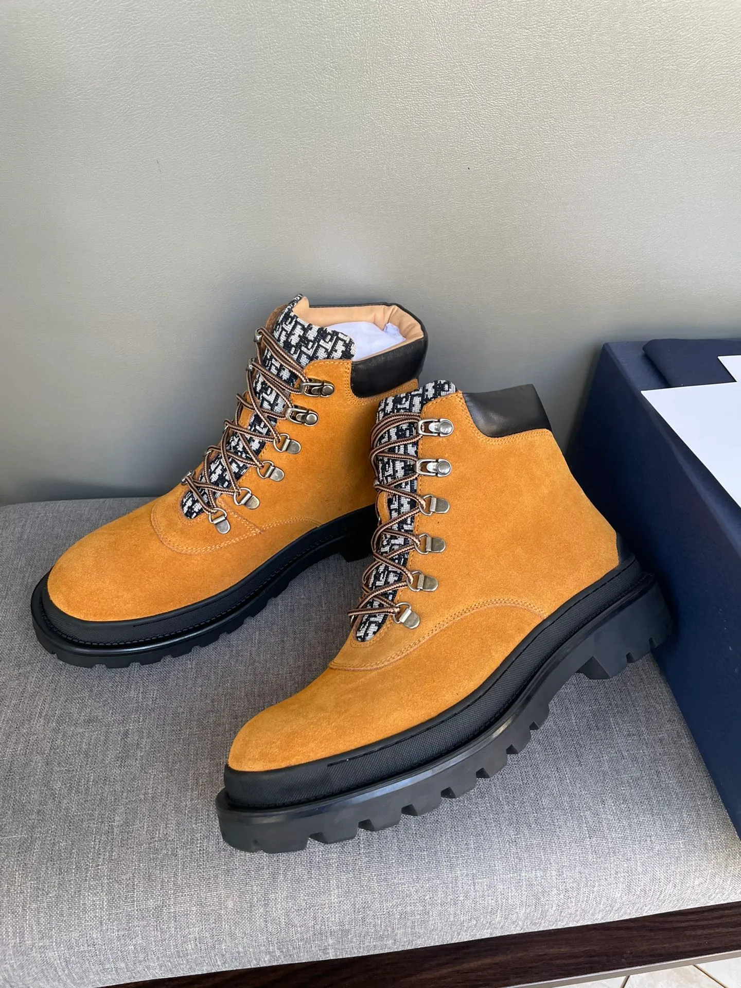 [DIOR] Top P: 1000💰 Number of yards: 39~44 (38.45 custom-made, non-refundable) Dior Dior~ Winter series, original 1:1 development Casual men's leather shoes Heavy investment, shoes and boots are made of imported cowhide + imported Dior special fabric Not easy to deform black cowhide lining Dior large hardware inlay Original TPU vacuum outsole, black cowhide Black open edge beads Military green suede Black suede Khaki suede leather is crafted by a large factory, and the perfect product is only prepared for you who know your taste! Any comparisons are welcome.